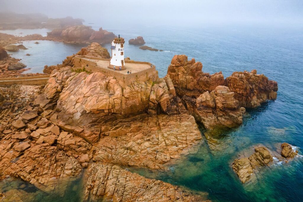 Côte rocheuse de granit rose et maisons de l’île de Bréhat dans les Côtes-d’Armor