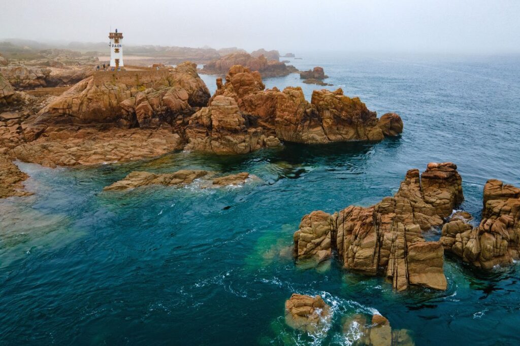 Vedette à passagers accostant à l’embarcadère de l’île de Bréhat