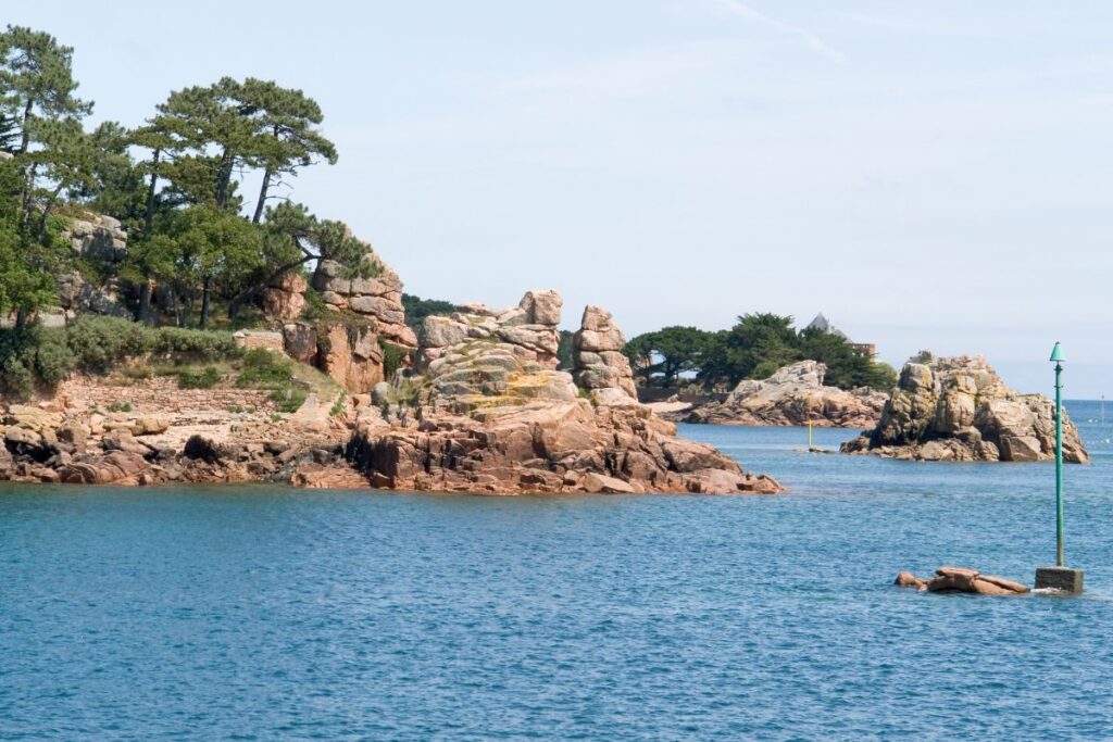 Sentier bordé d’hortensias et de murets de pierre sur l’île de Bréhat