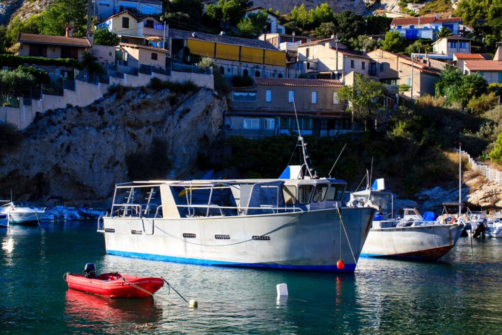 Port de la calanque de Niolon sur la Côte Bleue, avec ses barques et maisons de pêcheurs