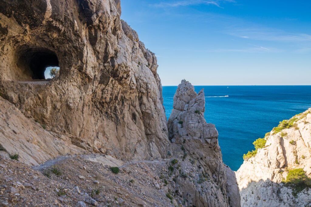 Garrigue et pins d’Alep au-dessus de la mer sur la Côte Bleue, près de Marseille