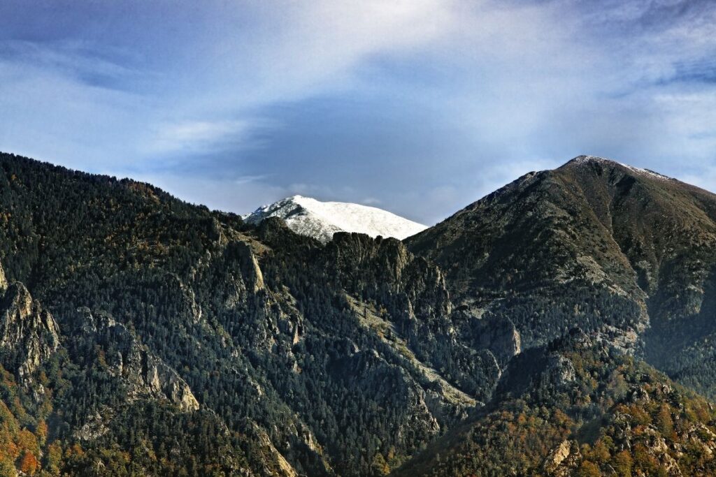 Le Pic du Canigou et ses crêtes vus depuis les estives des Pyrénées-Orientales