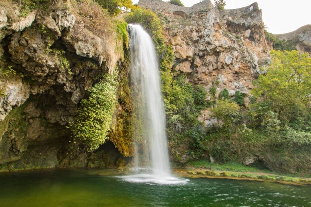 Cascade de la Crouzie ruisselant sur des formations de tuf calcaire à Salles-la-Source, Aveyron