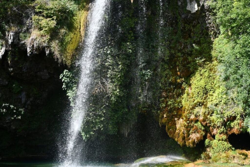 Bassin d’eau claire et vasques de tuf calcaire au pied de la cascade de la Crouzie