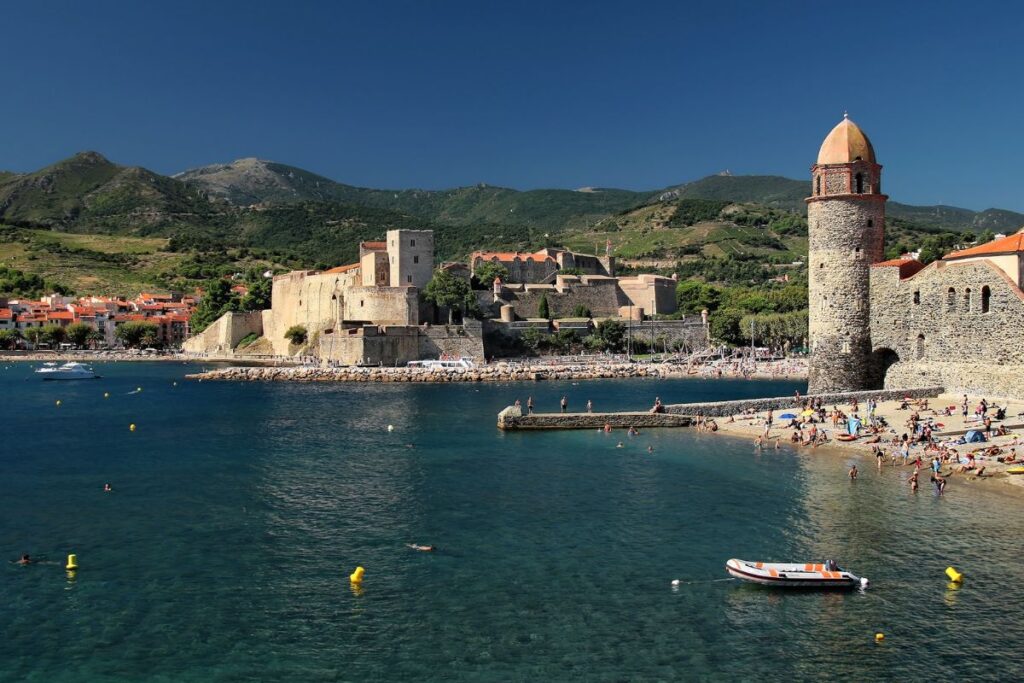 Baigneur avec masque et tuba au-dessus d’une eau claire en Méditerranée