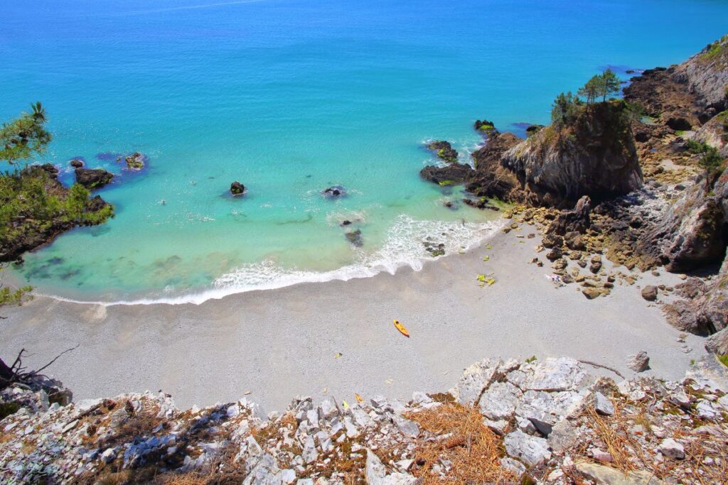 Falaises de la pointe de Dinan sur la presqu’île de Crozon, au-dessus de la mer d’Iroise