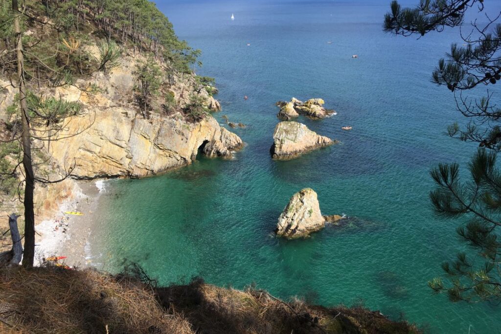 Sentier côtier du GR34 longeant la lande au-dessus de l’anse de Dinan à Crozon