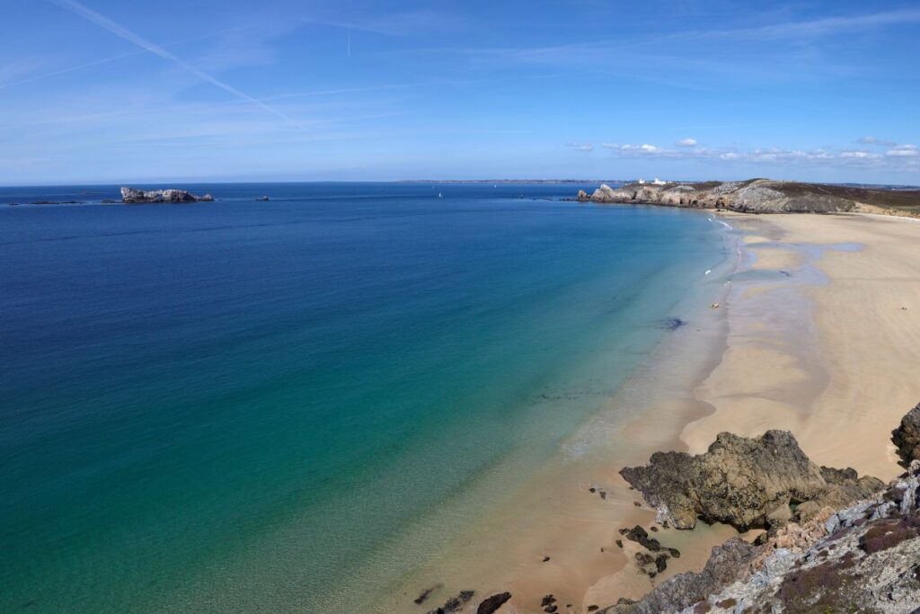 Grotte marine creusée dans la falaise de la pointe de Dinan, presqu’île de Crozon