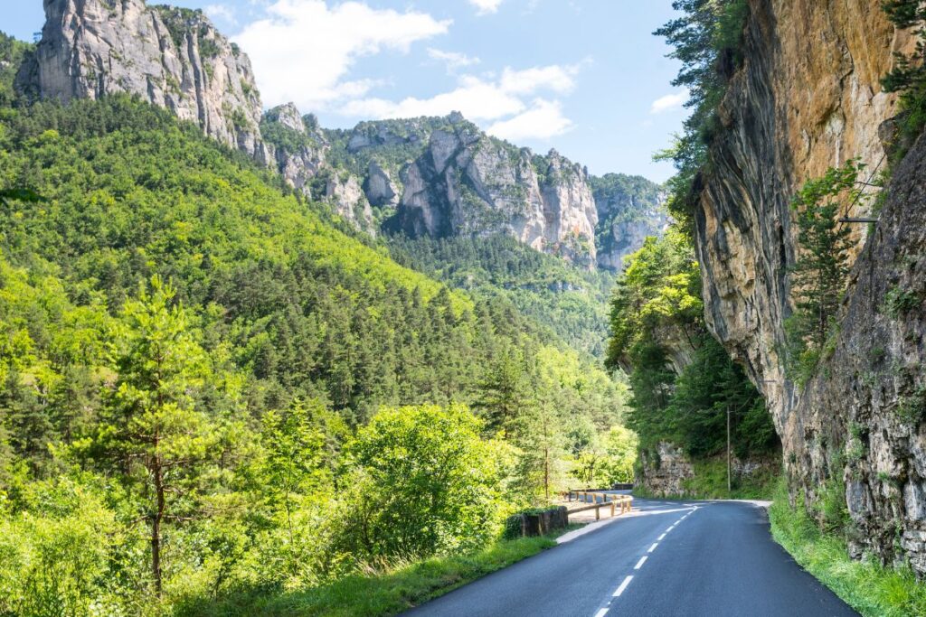 Sentier en corniche au bord des falaises du Causse Méjean au-dessus des gorges