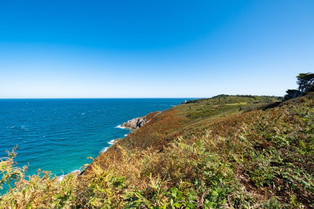Falaises de la pointe de Pen-Hir et îlots des Tas de Pois sur la presqu’île de Crozon