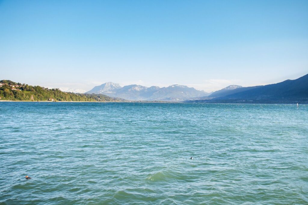 Vue sur le lac du Bourget et la chaîne du Mont du Chat depuis un sentier en surplomb