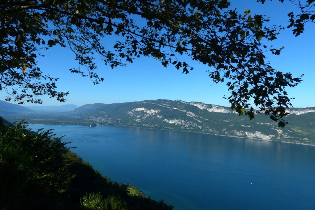 Lumière du matin sur le lac du Bourget, eaux calmes et montagnes en arrière-plan