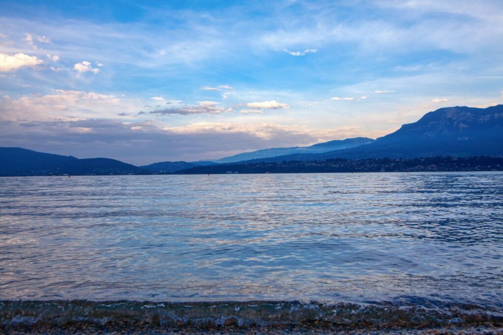 Abbaye d’Hautecombe au bord du lac du Bourget, sur la rive ouest