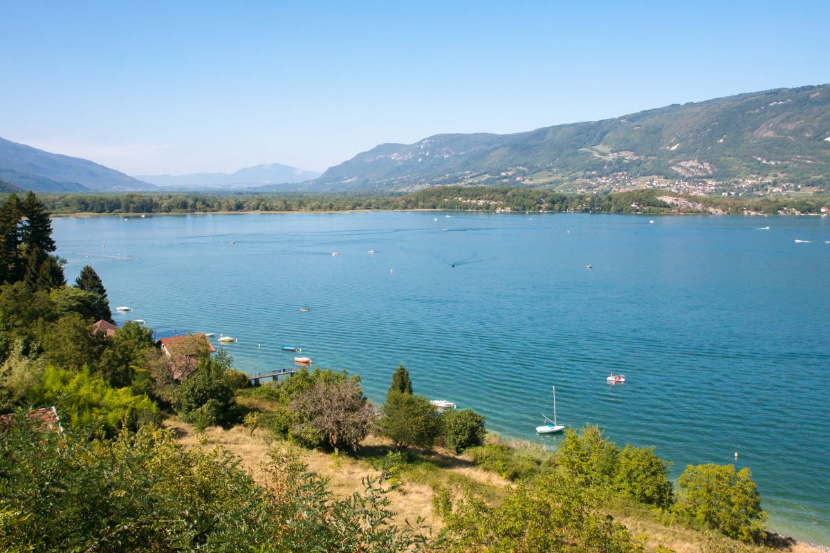 Randonner autour du lac du Bourget : belvédères, horaires et sentiers calmes