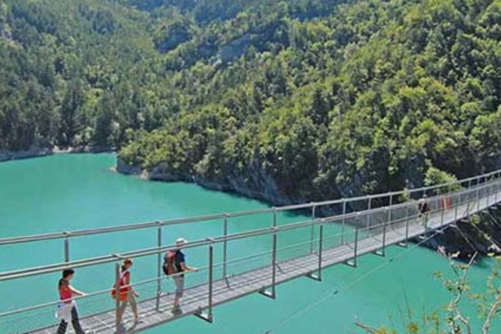 Eaux calmes du lac de Laffrey reflétant les sommets environnants par temps clair