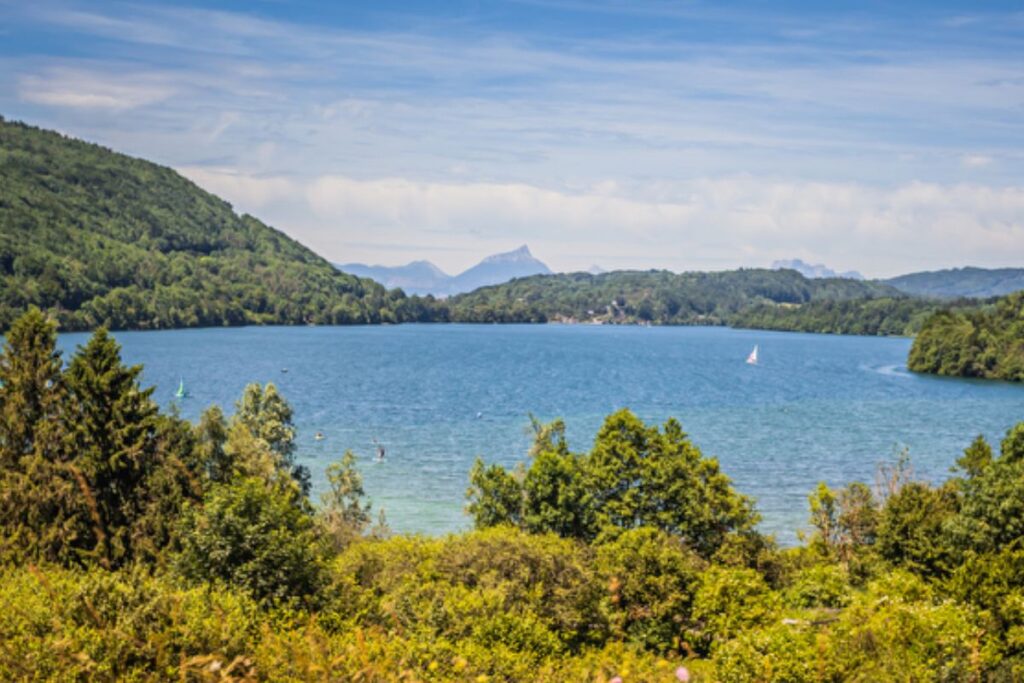 Prairie en bordure du lac de Laffrey sur le plateau de la Matheysine, lieu chargé d’histoire napoléonienne