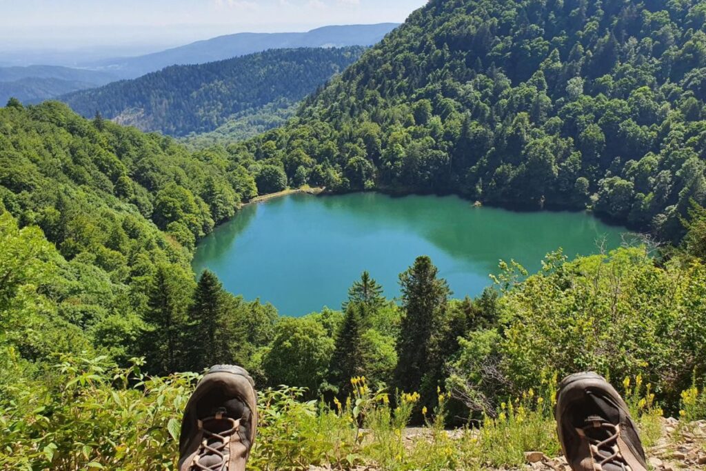 Eaux sombres et transparentes du lac des Perches bordées de rochers