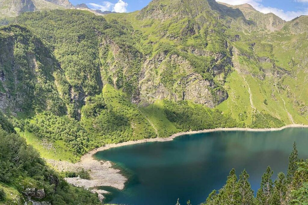 Lac d’Oô et sa cascade tombant de la paroi rocheuse dans les Pyrénées