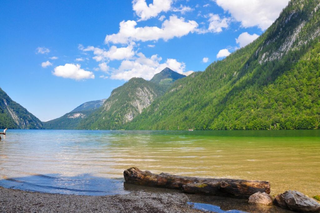 Eaux vert émeraude du Königssee entre les falaises boisées du parc national de Berchtesgaden
