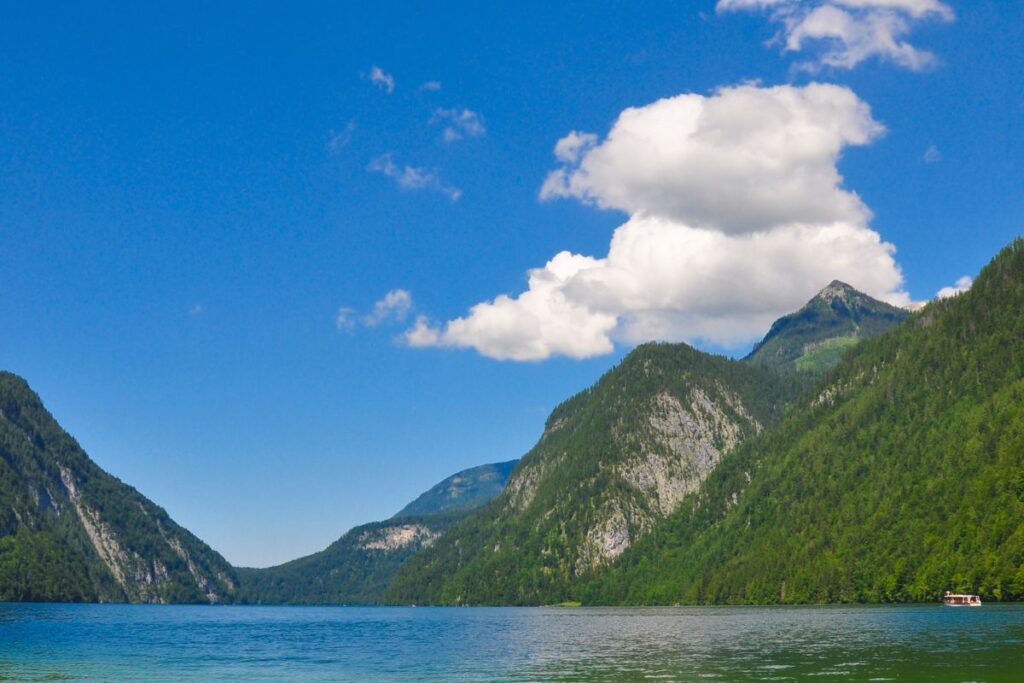 Église Saint-Barthélemy aux bulbes rouges sur la rive du Königssee, au pied du Watzmann