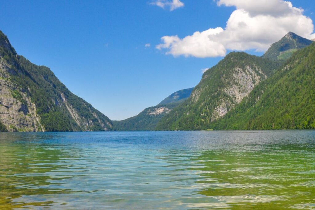 Obersee au fond du Königssee, avec ses parois rocheuses et un chalet au bord de l’eau