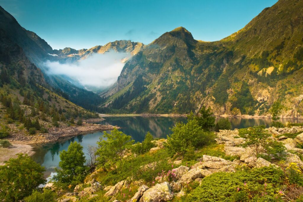 Lac du Lauvitel aux eaux turquoise entouré de sommets du massif des Écrins