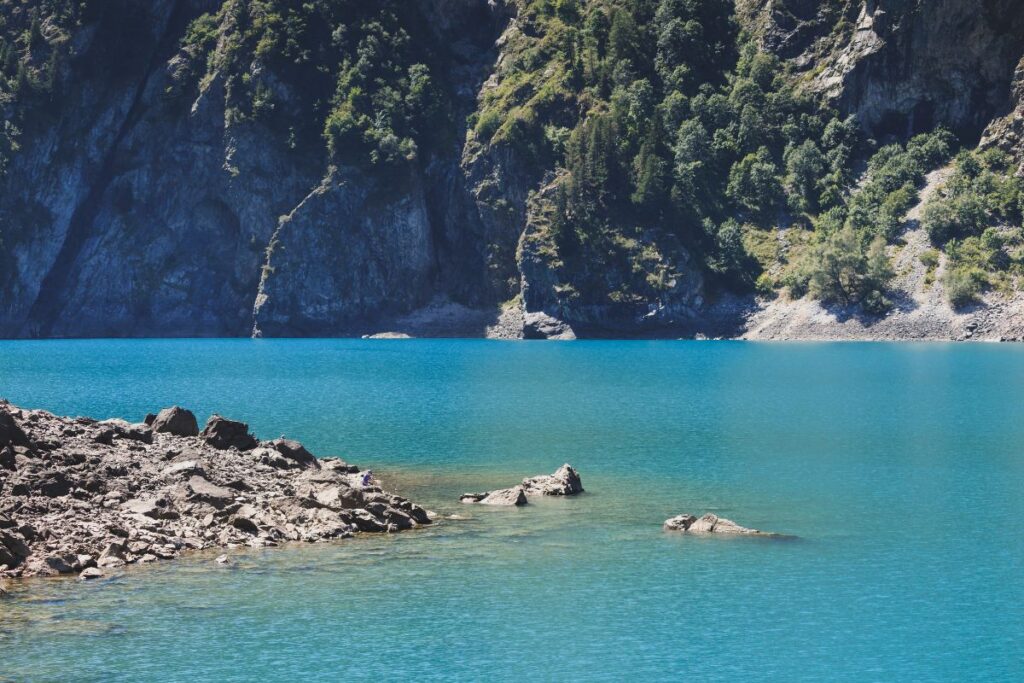 Sentier de randonnée montant de La Danchère vers le lac du Lauvitel