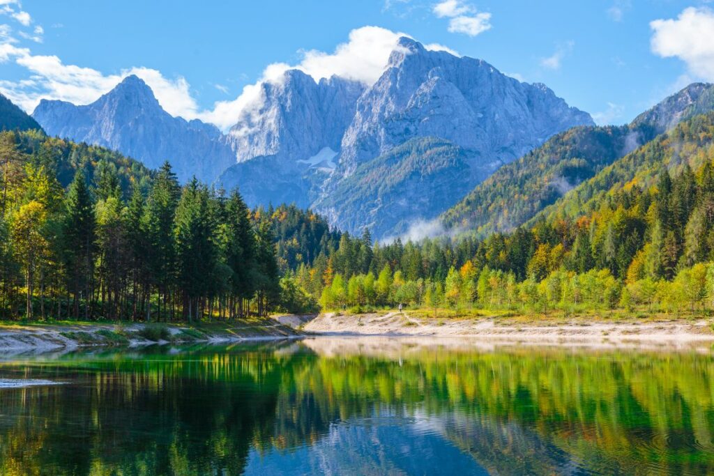 Rive d’un lac de montagne et pelouses d’altitude, où l’eau n’est soumise à aucun contrôle sanitaire