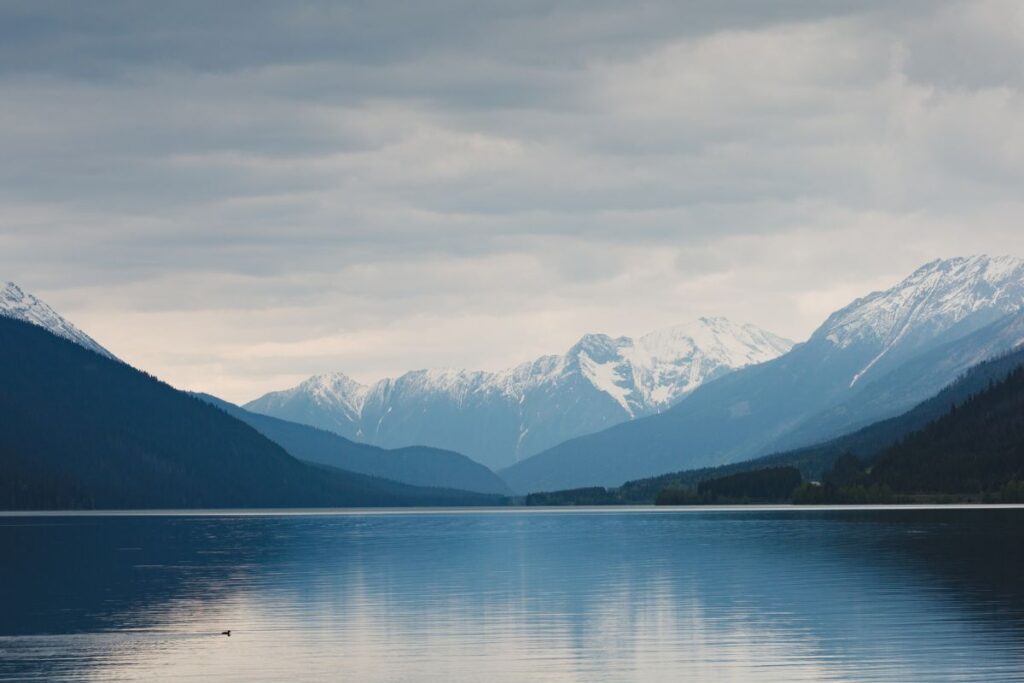 Lac de montagne en été, site naturel où la baignade peut être réglementée localement