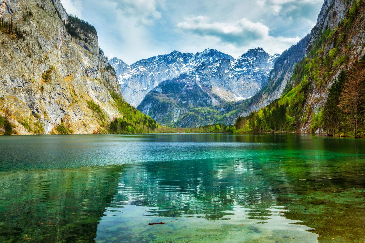 Se baigner dans un lac de montagne : choc thermique, bactéries et règles