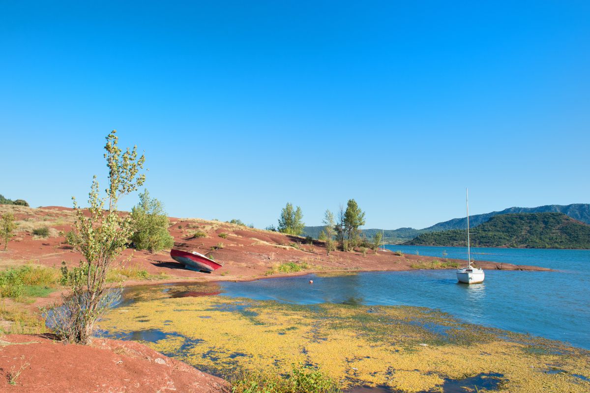 Lac du Salagou (Hérault) : randonnée entre ruffes rouges et eaux turquoise