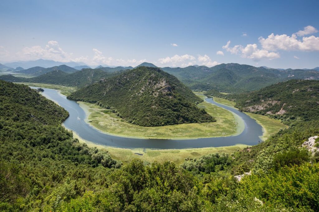 Vue du lac de Skadar et de ses collines karstiques entre Monténégro et Albanie