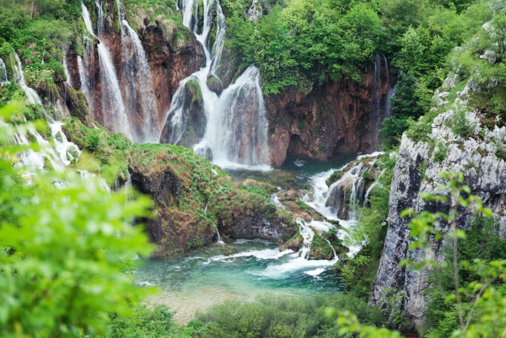 Lacs turquoise et cascades des lacs de Plitvice au lever du jour, Croatie