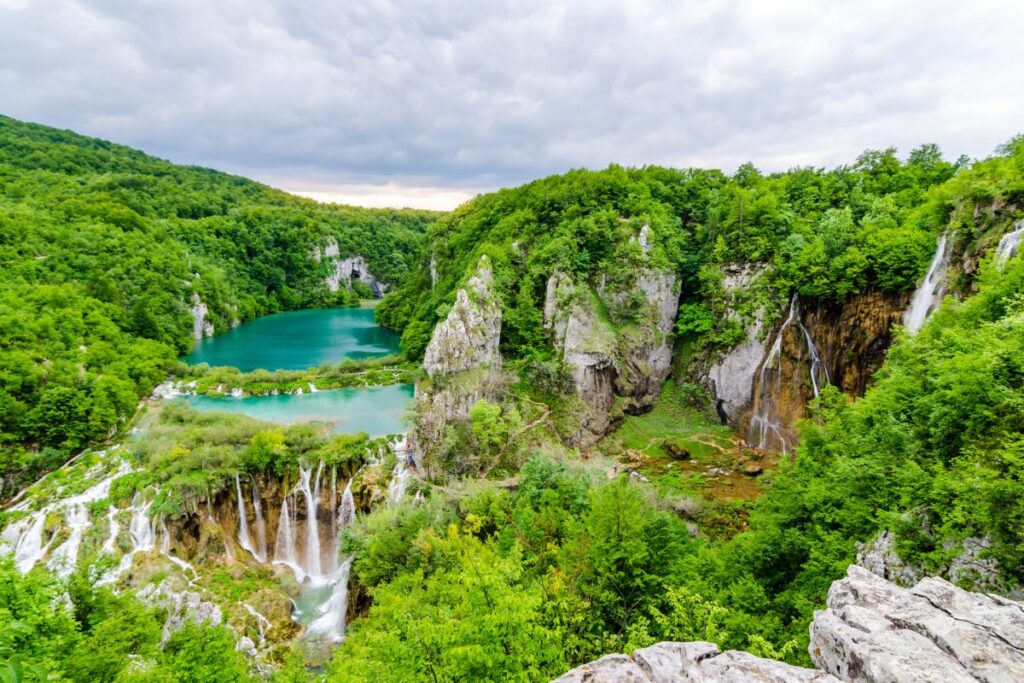 Passerelles en bois au-dessus de l’eau claire aux lacs de Plitvice