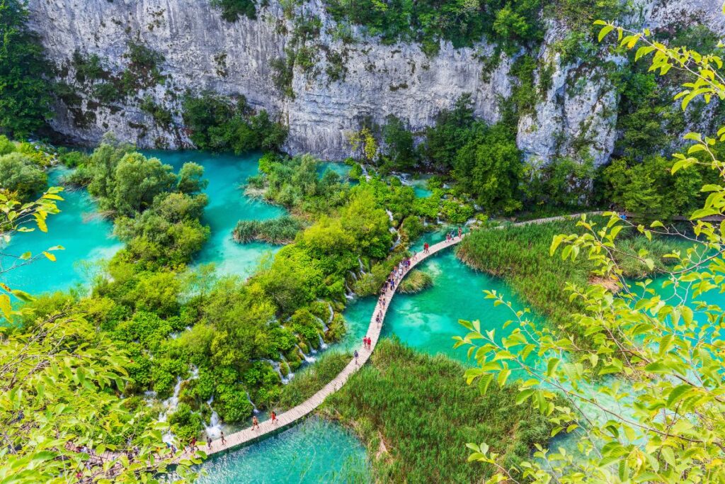 Vue plongeante sur les lacs inférieurs de Plitvice depuis le belvédère au bord du canyon