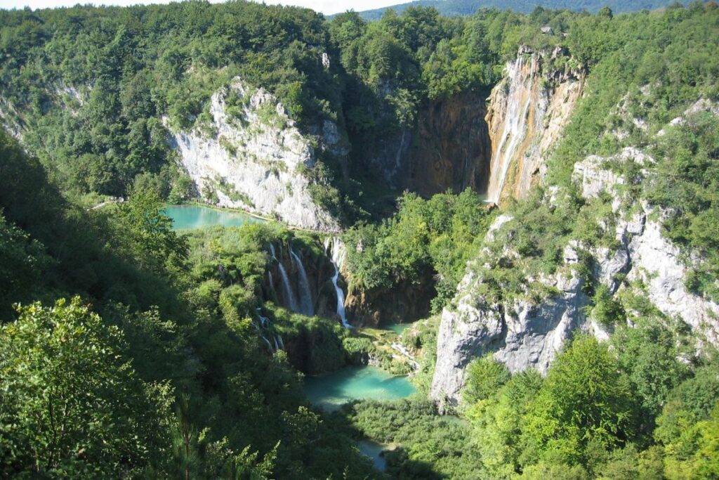 Cascades entre les lacs de Plitvice au milieu de la forêt