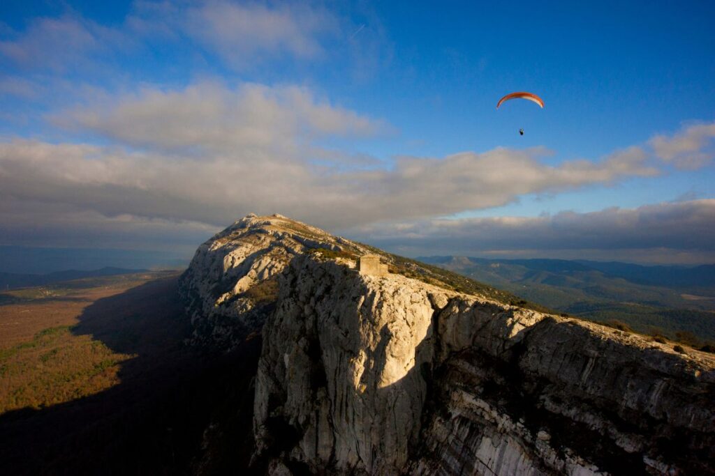 Falaise calcaire du massif de la Sainte-Baume dominant la forêt, entre Var et Bouches-du-Rhône