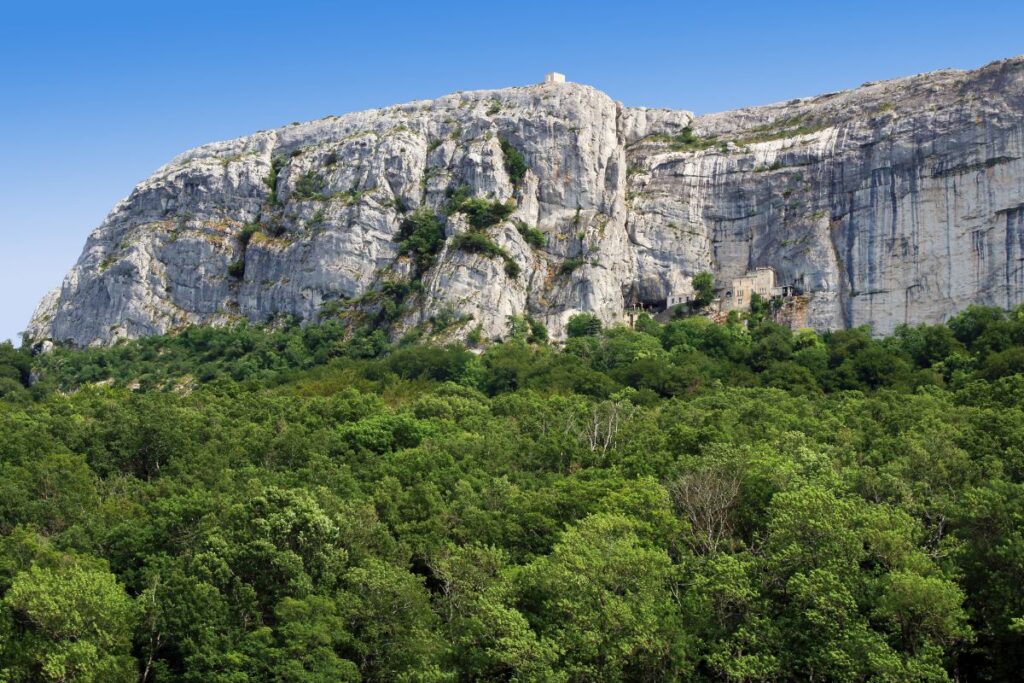 Sentier dans la hêtraie de la forêt domaniale de la Sainte-Baume menant à la grotte