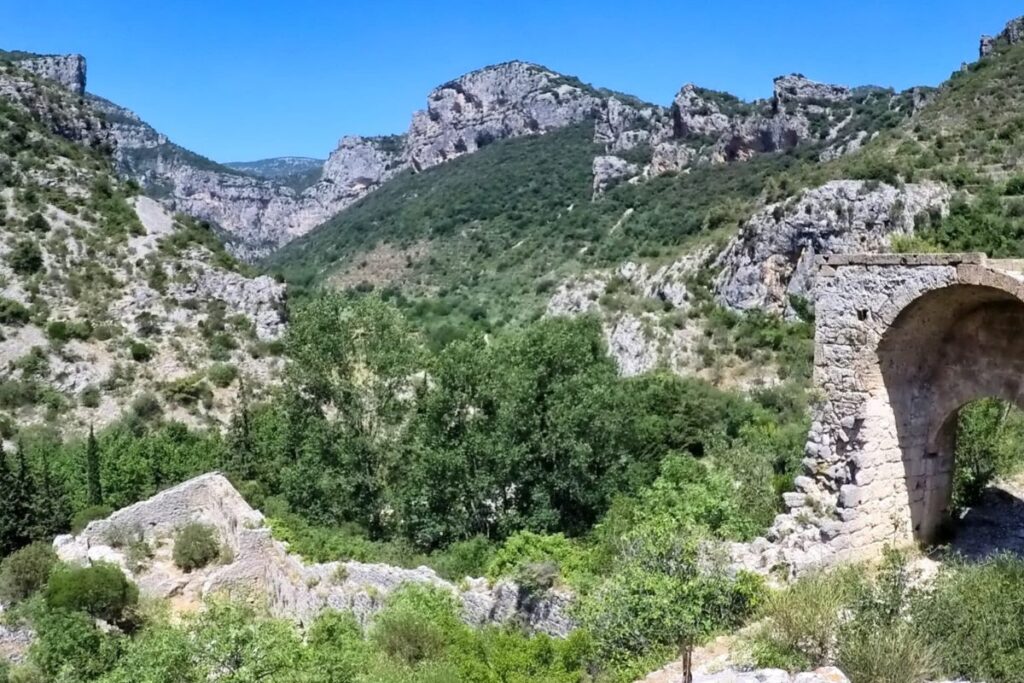 Ruelles et maisons en pierre du village médiéval de Saint-Guilhem-le-Désert, point de départ du sentier des Fenestrettes