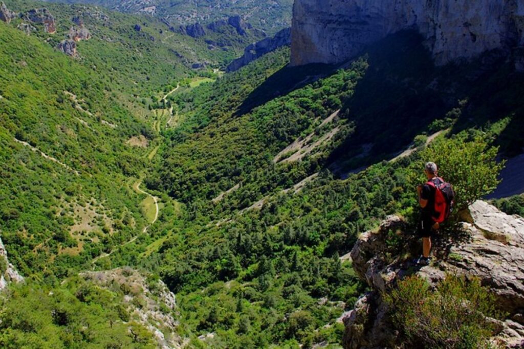 Sentier en corniche taillé dans la falaise calcaire au-dessus du val de Gellone, près de Saint-Guilhem-le-Désert