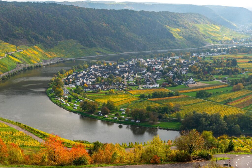 Forêt de grès rose et vallée boisée dans le pays de Sarrebourg, en Moselle