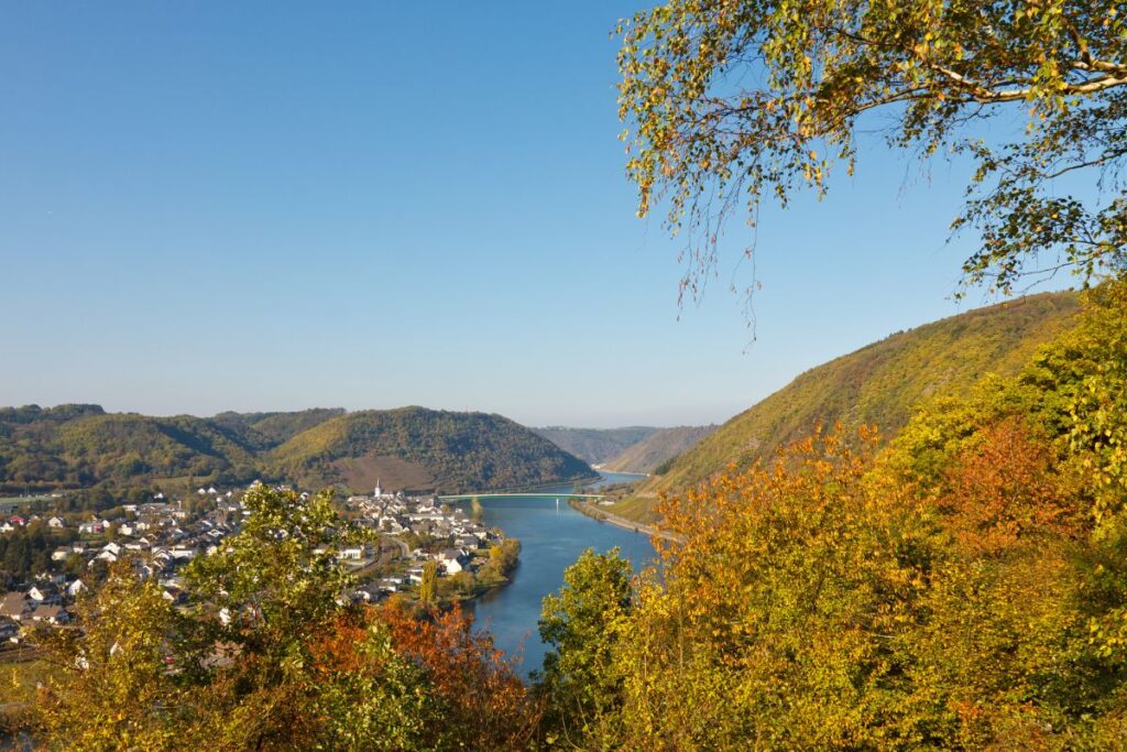 Village de Saint-Quirin et son église priorale au pied des forêts vosgiennes