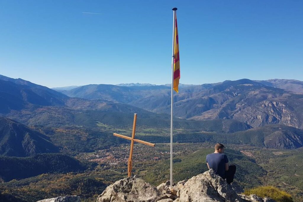 Sommet rocheux du pic du Cogollo dominant Vernet-les-Bains dans le massif du Canigou