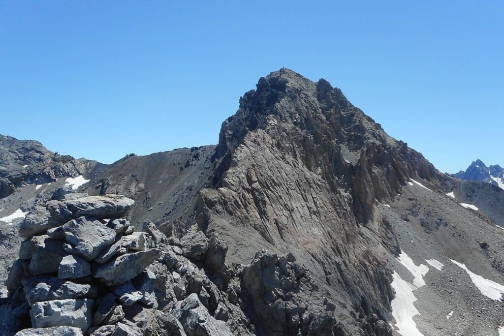 Alpages et forêt de mélèzes dans le vallon des Houerts en Haute-Ubaye, au départ de la randonnée du Pic de Panestrel