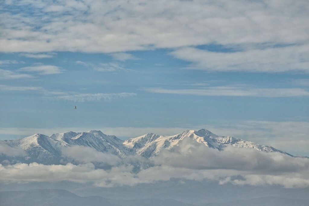 Croix sommitale et drapeaux catalans au sommet du Pic du Canigou