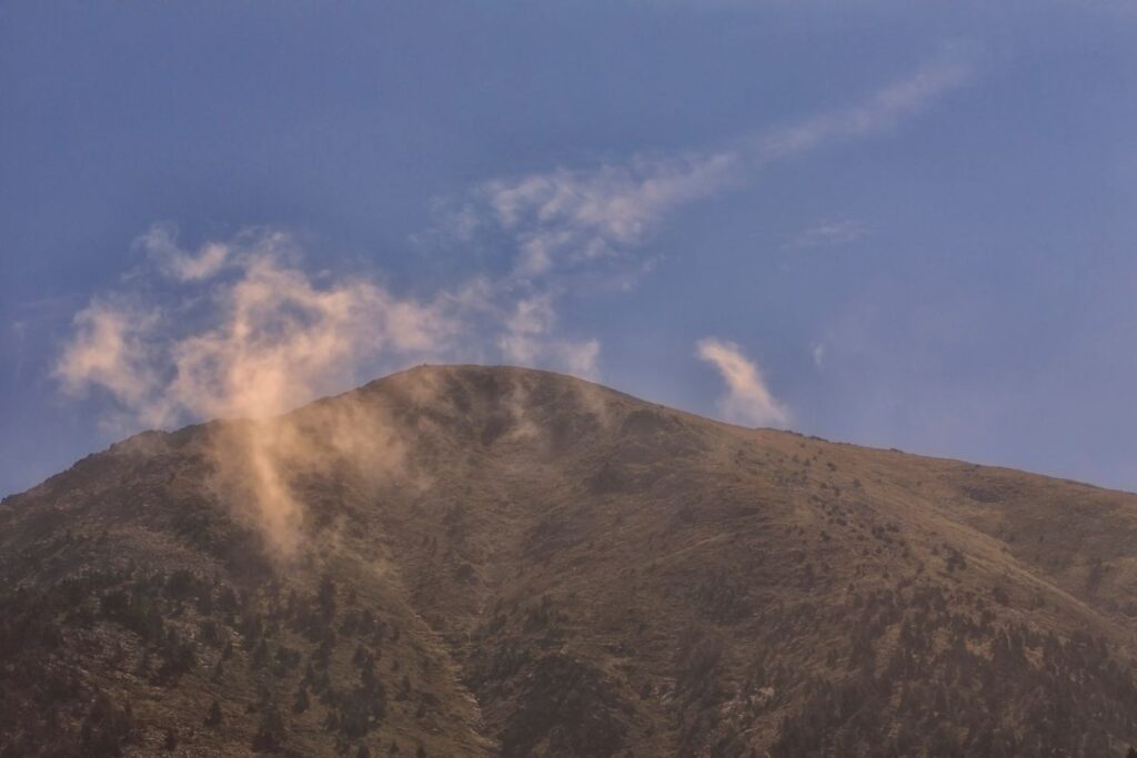 Sentier caillouteux du Canigou traversant les pelouses d’altitude au-dessus du refuge des Cortalets