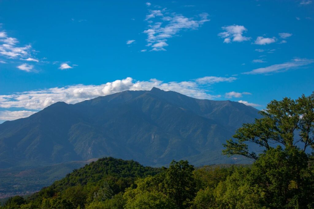 Randonneurs à la frontale dans la montée de nuit vers le sommet du Canigou