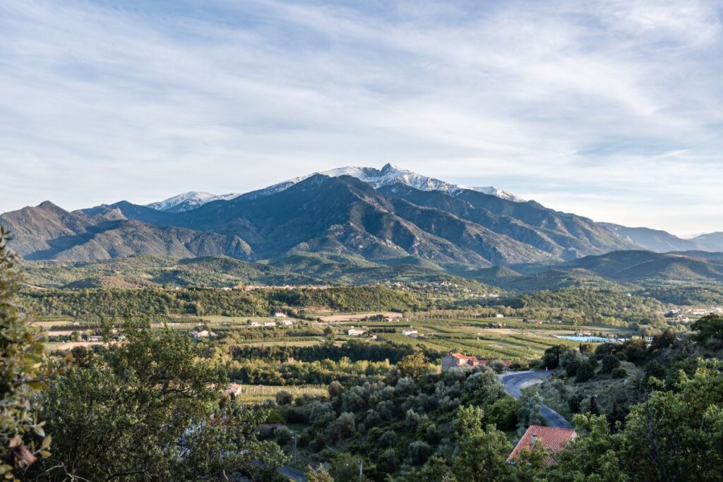 Vue depuis le Canigou sur la plaine du Roussillon et la mer Méditerranée au petit matin