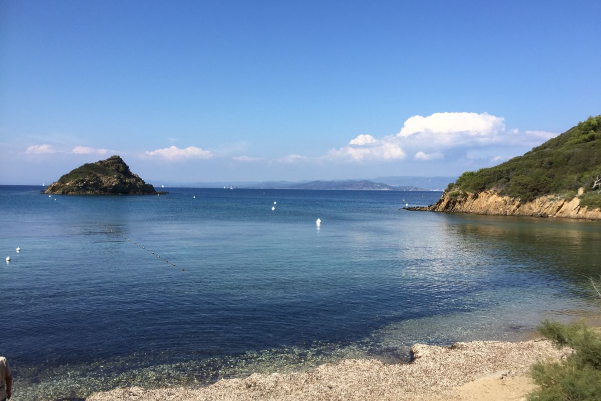 Randonner sur l’île de Port-Cros : sentiers, plage de la Palud et conseils