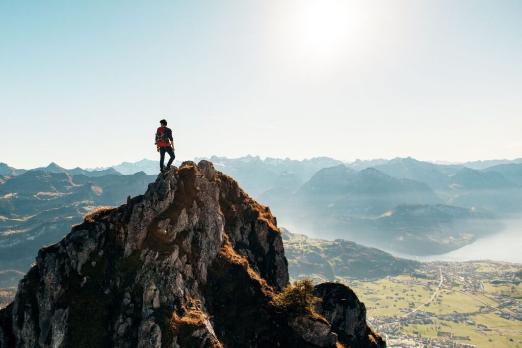 Équipement de randonnée d’été : chapeau à large bord, vêtements clairs et lunettes de soleil